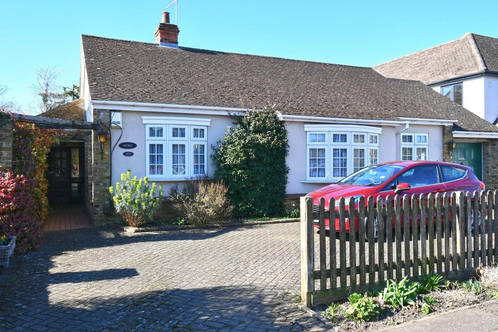 Old Nazeing Road, Broxbourne EN10 3 bed detached bungalow for sale - £ ...