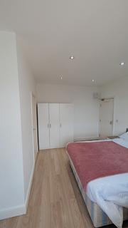 1 bedroom in a house share to rent, Circklewood NW2