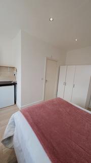 1 bedroom in a house share to rent, Circklewood NW2