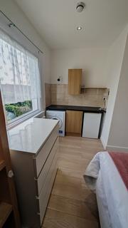 1 bedroom in a house share to rent, Circklewood NW2