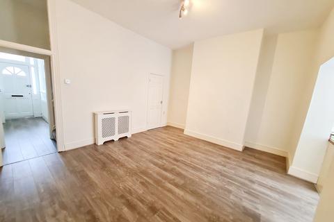 3 bedroom semi-detached house to rent, South Avenue, Whitefield, M45