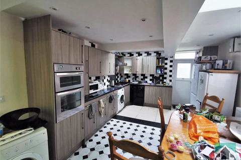 5 bedroom terraced house to rent, Heeley Road, Birmingham B29