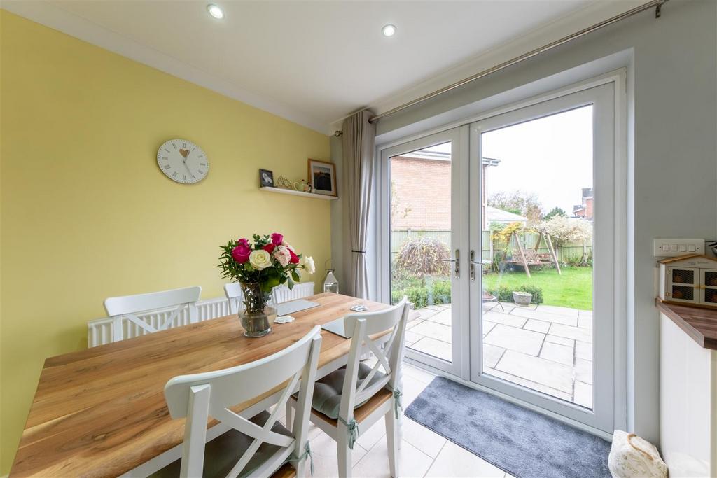 4 Oaktree Close-006.jpg