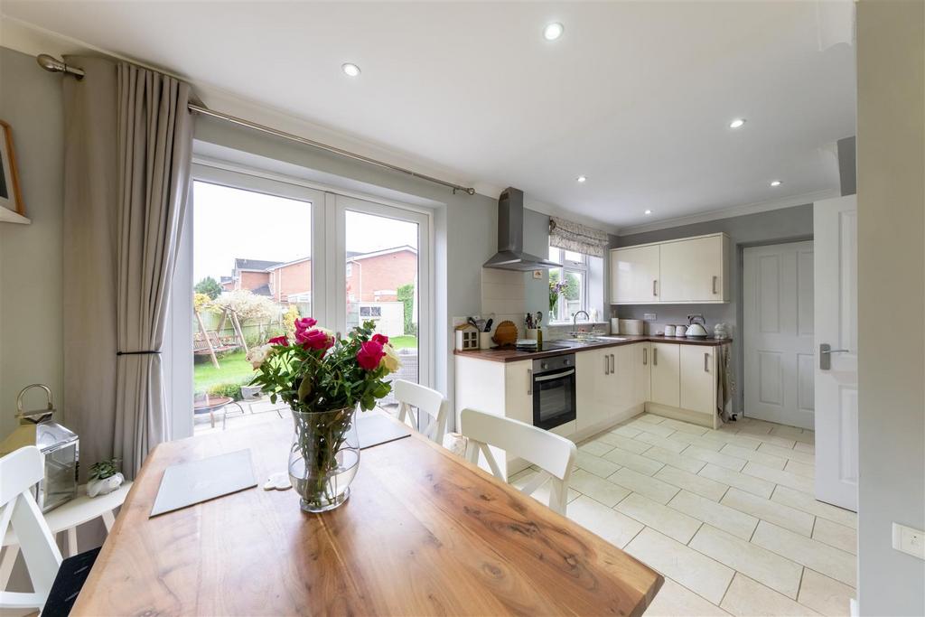 4 Oaktree Close-007.jpg