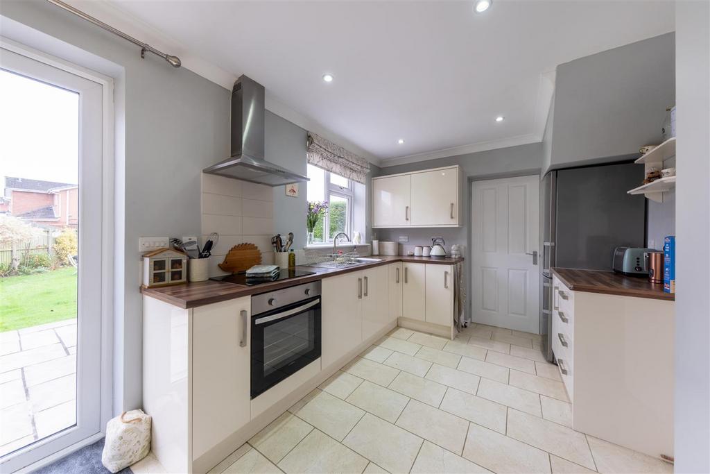 4 Oaktree Close-001.jpg
