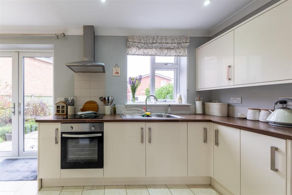 4 Oaktree Close-003.jpg