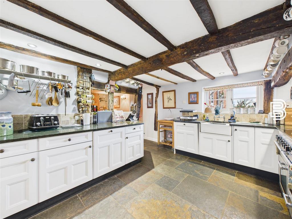 Kitchen (2).jpg