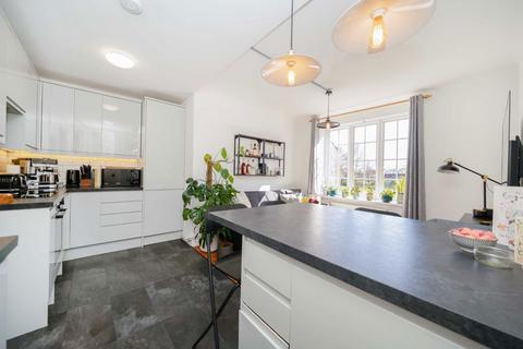 2 bedroom flat for sale, Mortimer Crescent, London NW6