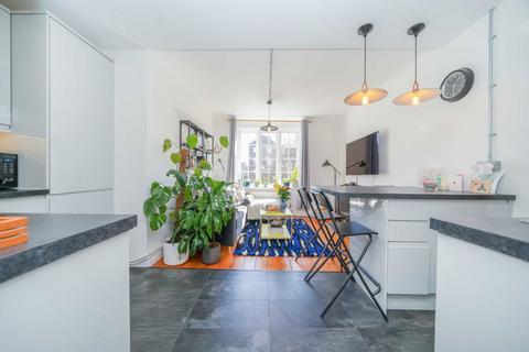 2 bedroom flat for sale, Mortimer Crescent, London NW6