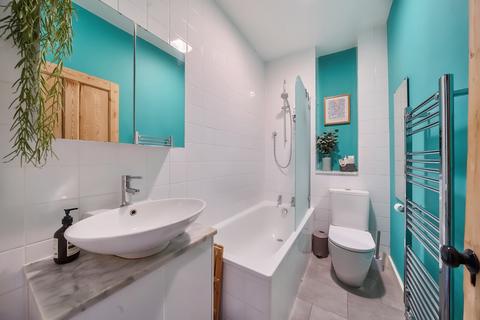 31 Neuchatel Road, London, SE6 4EH