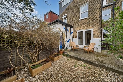 31 Neuchatel Road, London, SE6 4EH