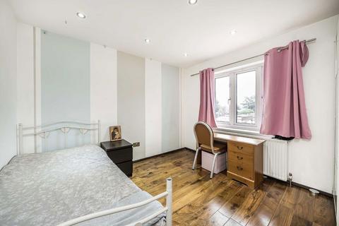 4 bedroom semi-detached house for sale, Lynton Close, Isleworth TW7