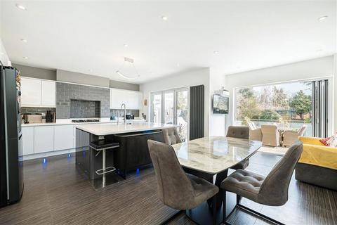 37 Luffman Road, London, SE12 9SZ