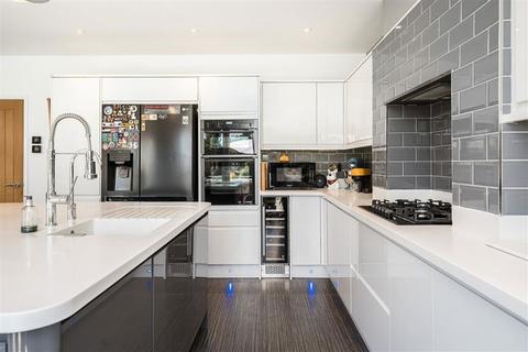 37 Luffman Road, London, SE12 9SZ