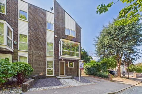 3 bedroom end of terrace house for sale, Oaks Drive, Colchester CO3