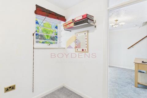 3 bedroom end of terrace house for sale, Oaks Drive, Colchester CO3