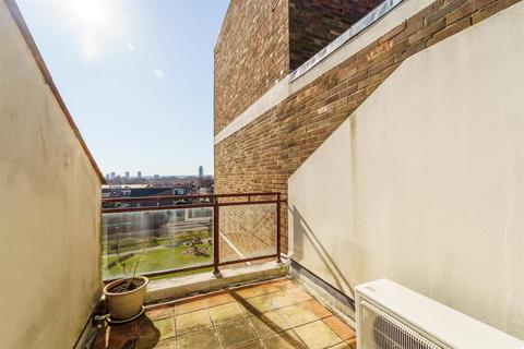 2 bedroom apartment for sale, Maytree Gardens, Ealing W5