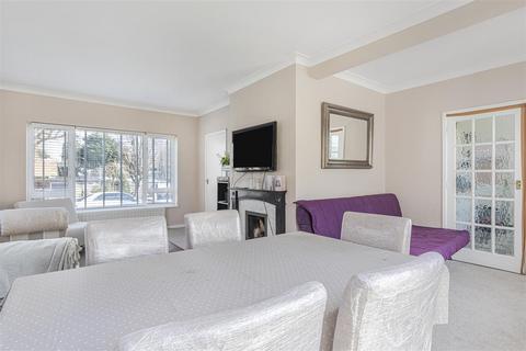 3 bedroom detached house for sale, Cheshunt Close, Meopham
