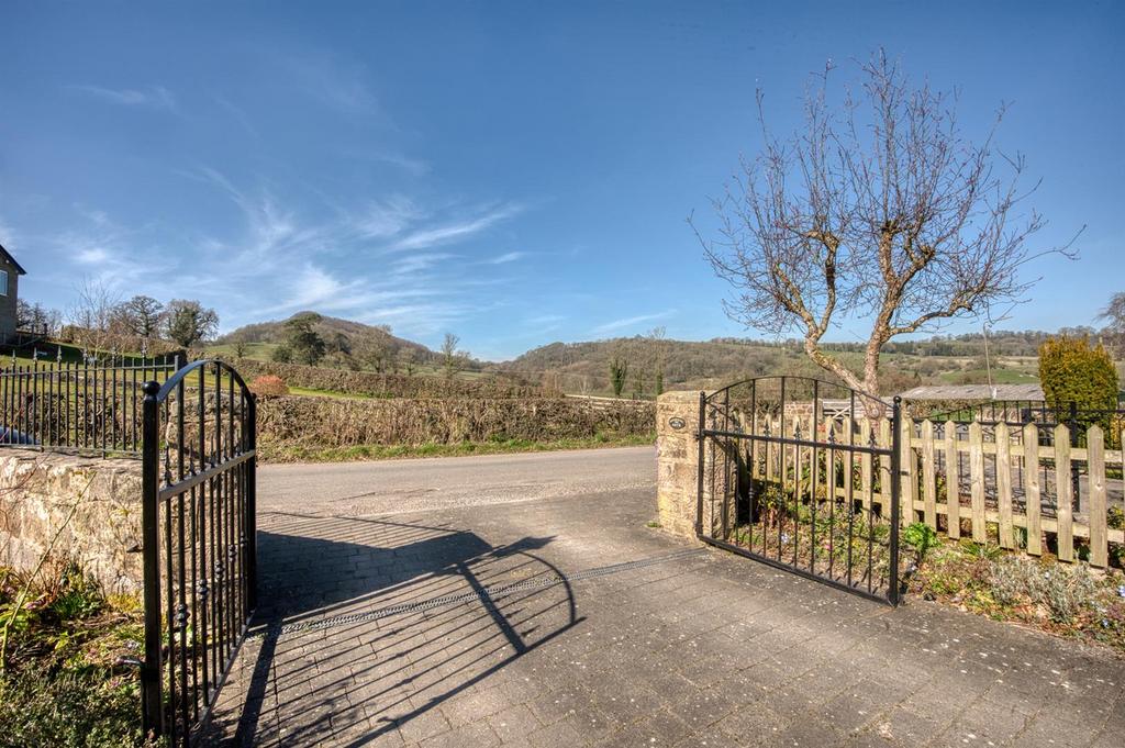 Driveway gates.jpg