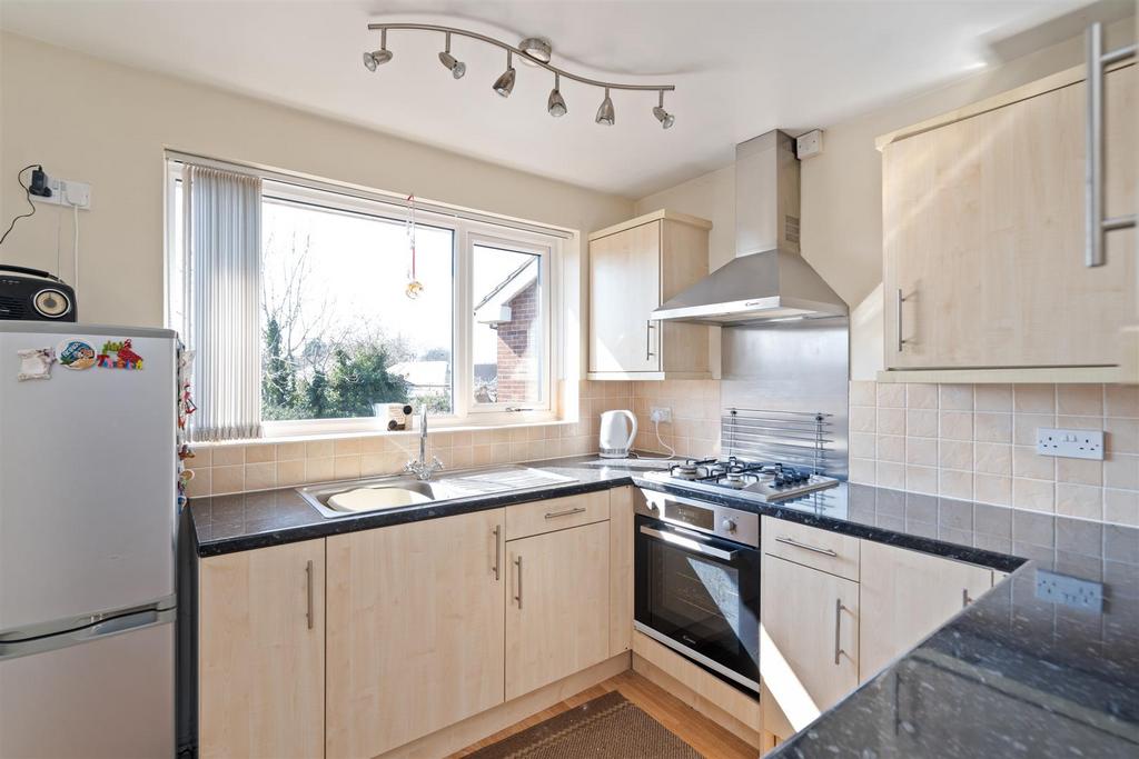 8 Romford Close 1.jpg