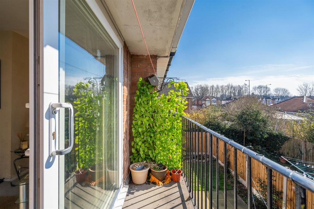 8 Romford Close 9.jpg