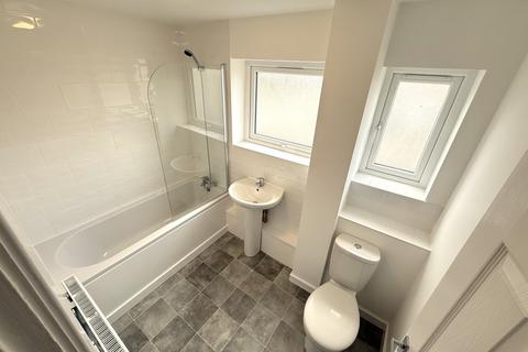 3 bedroom semi-detached house to rent, Wood Street, Middleton