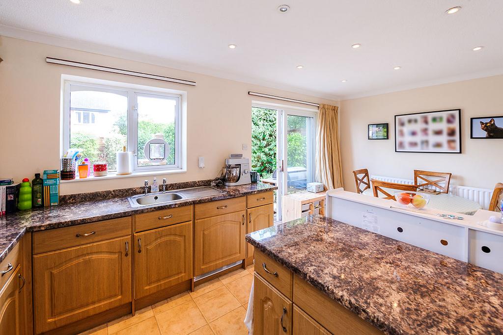 Kitchen / Dining Roo