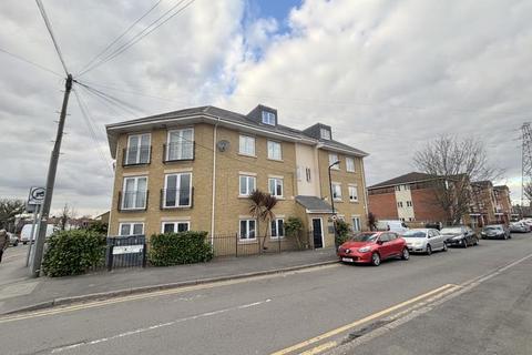 2 bedroom flat to rent, Elliman Avenue, Slough