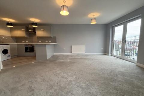 2 bedroom flat to rent, Elliman Avenue, Slough