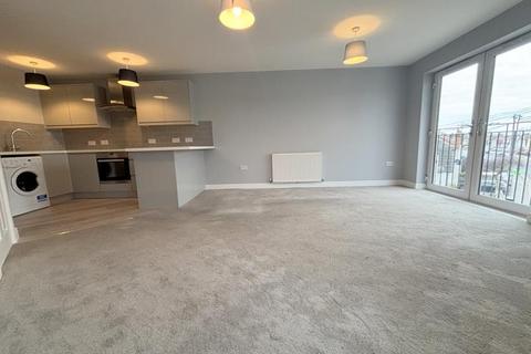 2 bedroom flat to rent, Elliman Avenue, Slough