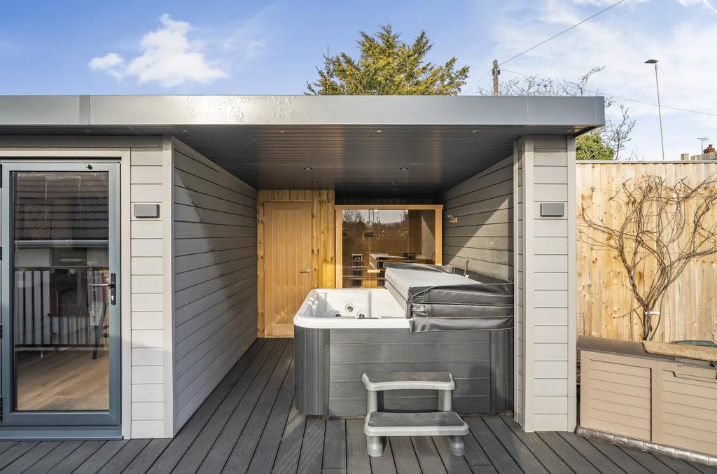 Hot Tub &amp; Sauna