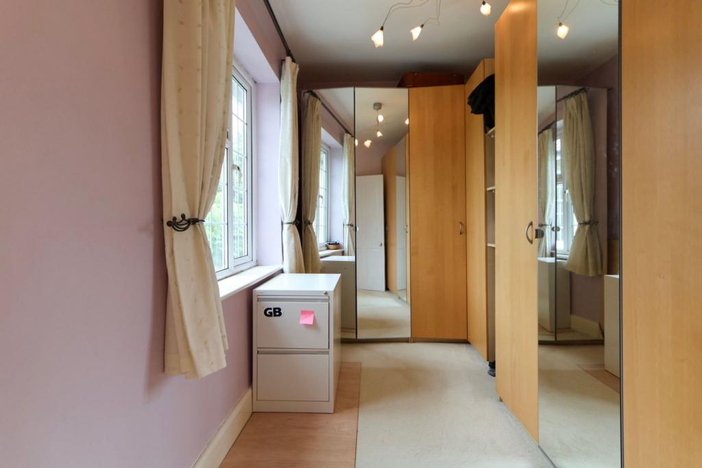 Bedroom 5/Walk in wardrobe