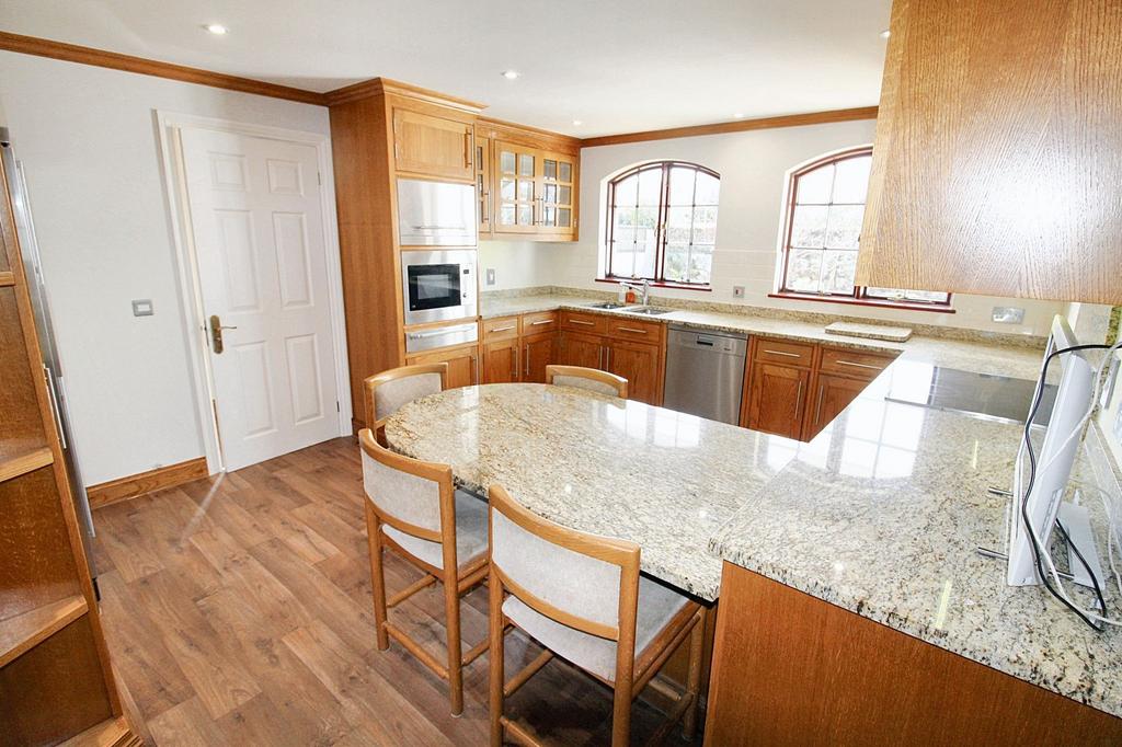 Eat-in Kitchen