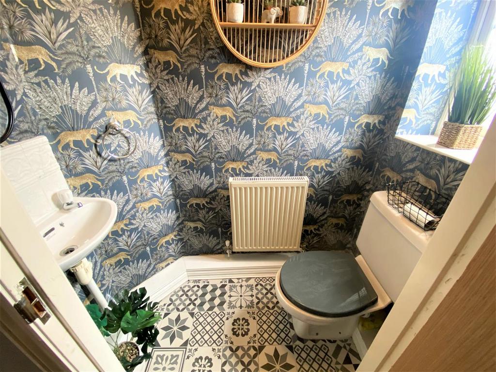 Entrance Hall/WC