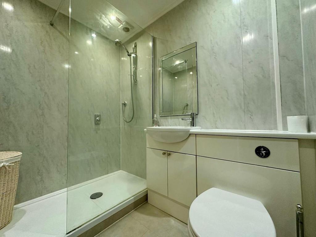 Bathroom 1.jpg