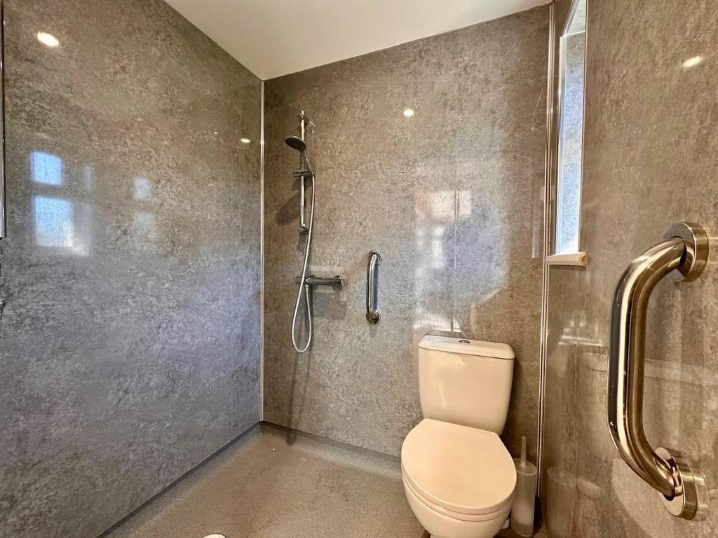 Bathroom 2.jpg