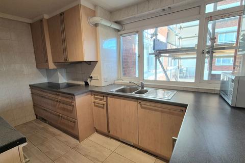 2 bedroom flat to rent, Regents Park Road, London N3
