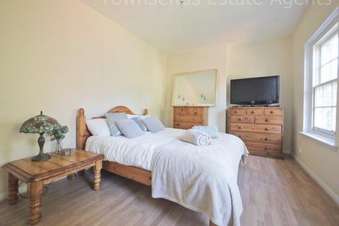 Flat 3, 17 Frithwood Avenue, Northwood, HA6 3LY