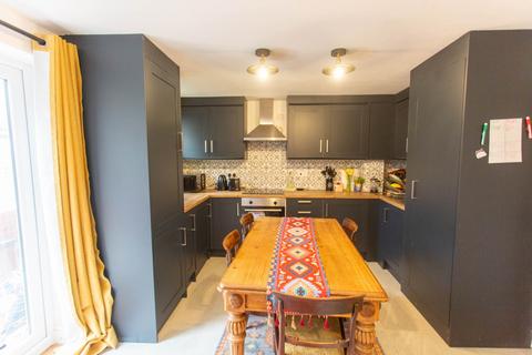 2 bedroom flat to rent, Fort Pitt Street, Chatham