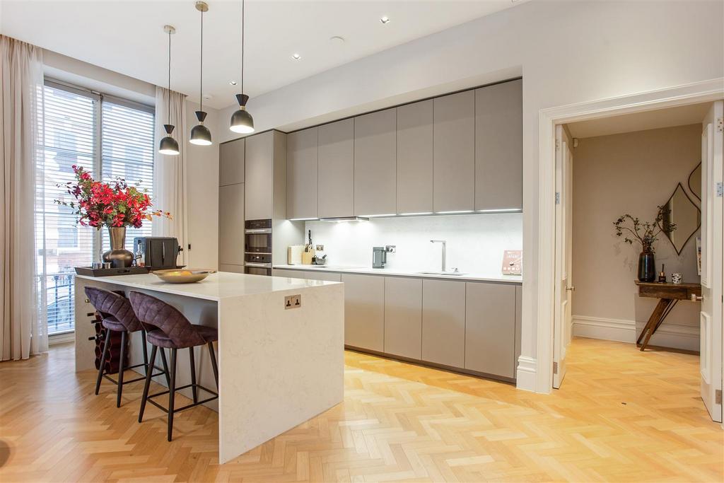 69034 Flat 3, 27-28 Kensington Court London  (5).j