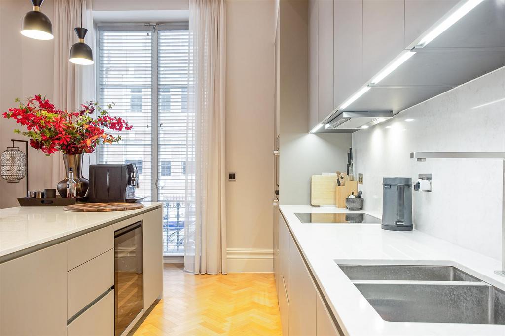 69034 Flat 3, 27-28 Kensington Court London  (6).j