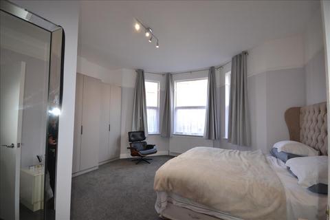 2 bedroom flat to rent, Grove Road, London, NW2