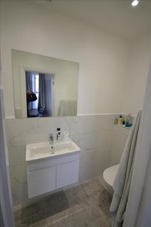 2 bedroom flat to rent, Grove Road, London, NW2