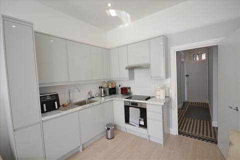 2 bedroom flat to rent, Grove Road, London, NW2