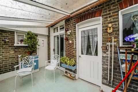 20 Warwick Road, Chingford, London, E4 8NW