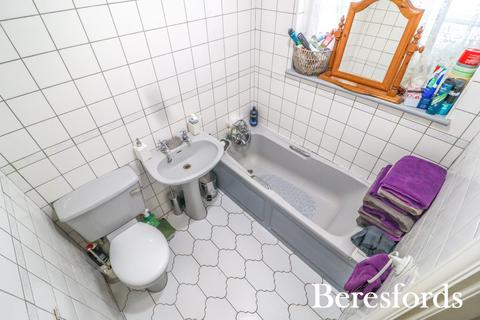 2 bedroom bungalow for sale, Derby Avenue, Upminster, RM14