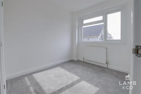 62 Broadway, Jaywick, Clacton-on-sea, CO15 2HF