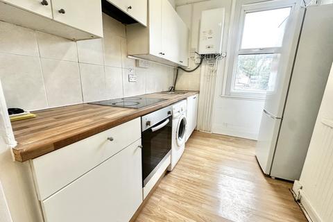 Studio to rent, Brighton Road