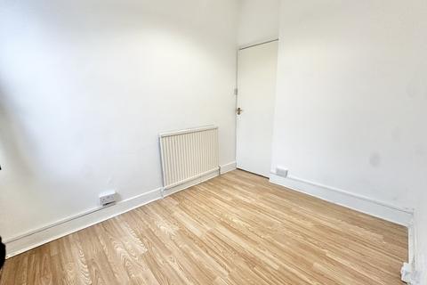 Studio to rent, Brighton Road