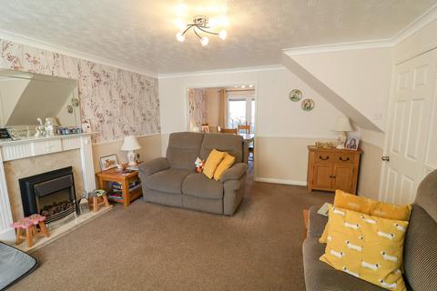 4 bedroom detached house for sale, Meadowfield Close, Glossop SK13